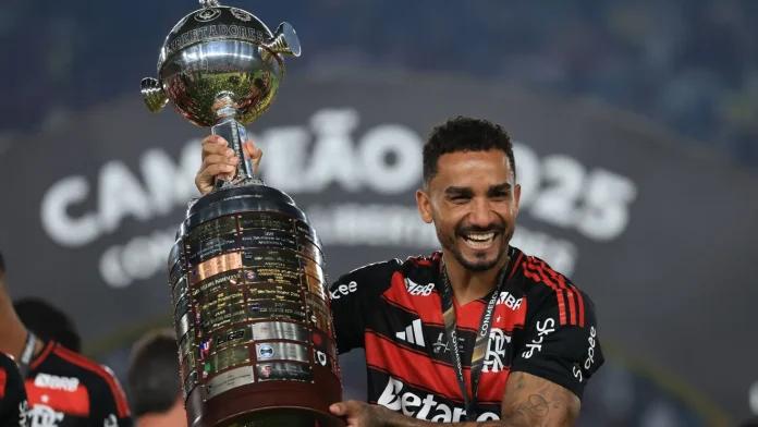 Danilo-Trofeu-Flamengo-Tetracampeao-Libertadores-291125-Foto-Buda-Mendes-Getty-Images Danilo ergue o troféu, Flamengo Tetracampeão da Libertadores - Foto: Buda Mendes / Getty Images