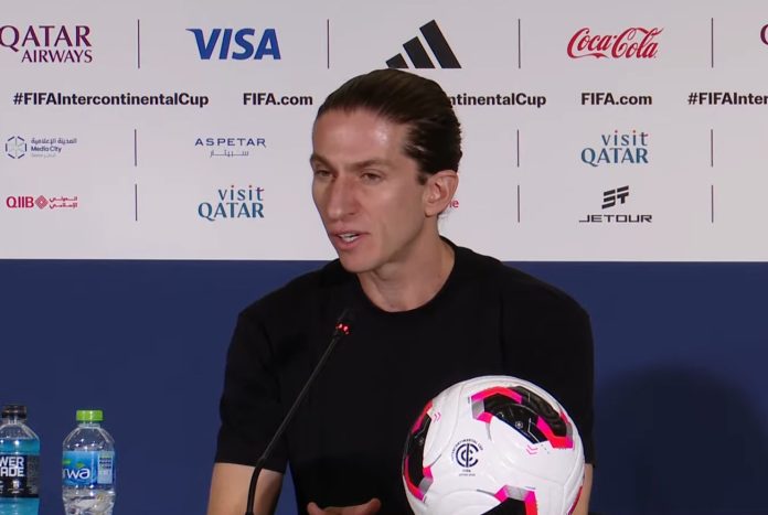 Filipe Luís em entrevista pelo Flamengo após a final do Mundial contra o PSG