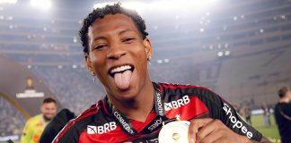 Gonzalo Plata com a medalha de Campeão da Libertadores 2025 - Foto: Adriano Fontes / Flamengo