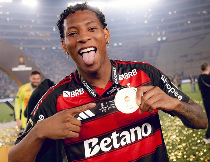 Gonzalo Plata com a medalha de Campeão da Libertadores 2025 - Foto: Adriano Fontes / Flamengo
