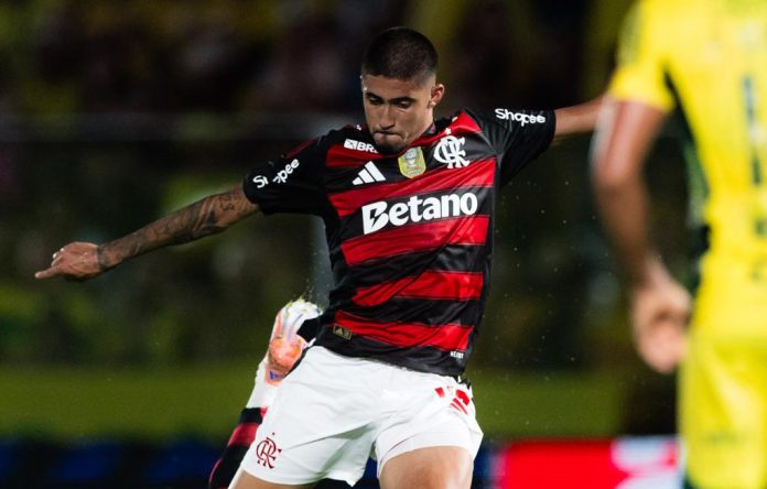 Guilherme chuta pra marcar um golaço para o Flamengo no empate contra o Mirassol - Foto: Caique Coufal / Flamengo