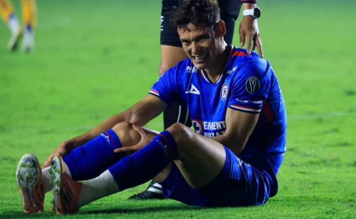 Jesús Orozco zagueiro do Cruz Azul teve uma lesão no tornozelo