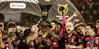 Bruno Henrique, Arrascaeta e todo o elenco do Flamengo, Eneacampeão Brasileiro 2025 - Foto: Gilvan de Souza / Flamengo