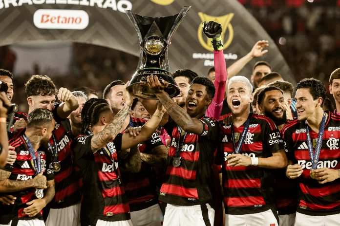 Bruno Henrique, Arrascaeta e todo o elenco do Flamengo, Eneacampeão Brasileiro 2025 - Foto: Gilvan de Souza / Flamengo