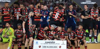 Jogadores do Flamengo Tetracampeões da Libertadores, com o "cheque" da premiação