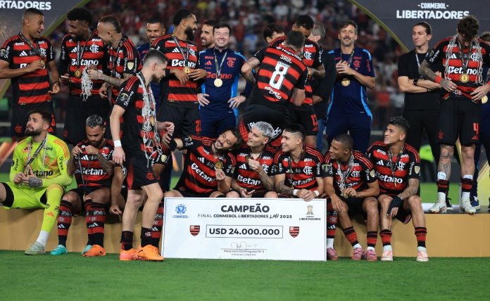 Jogadores do Flamengo Tetracampeões da Libertadores, com o 