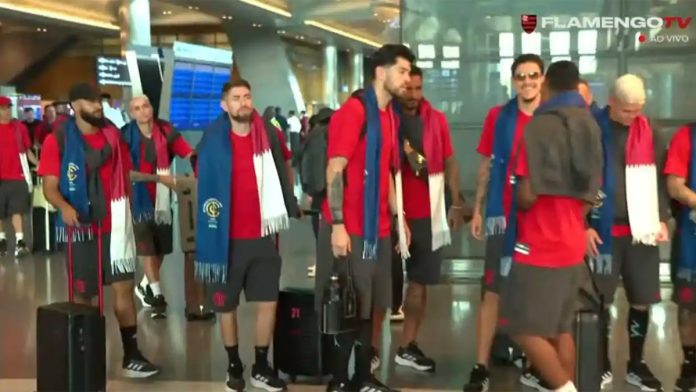 Jogadores do Flamengo no desembarque em Doha, para o Mundial Interclubes