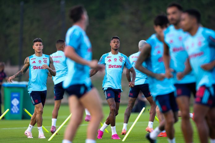 Jogadores do Flamengo treinam em Doha para estreia no Mundial de Clubes - Foto: Gilvan de Souza / Flamengo