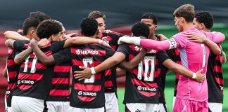 Jogadores do sub-20 do Flamengo antes de mais um jogo no Luso Brasileiro - Foto: Gilvan de Souza / Flamengo