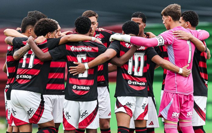 Jogadores do sub-20 do Flamengo antes de mais um jogo no Luso Brasileiro - Foto: Gilvan de Souza / Flamengo
