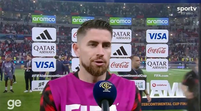 Jorginho em entrevista pelo Flamengo após final do Mundial contra o PSG
