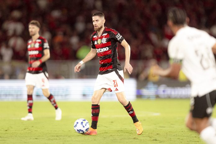 Jorginho em campo na vitória do Flamengo sobre o Ceará - Foto: Gilvan de Souza / Flamengo