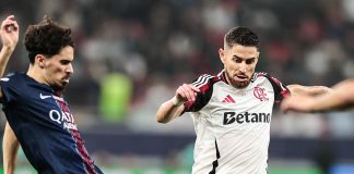 Jorginho disputa a jogada com Vitinha na final do Mundial entre Flamengo x PSG - Foto: Gilvan de Souza / Flamengo