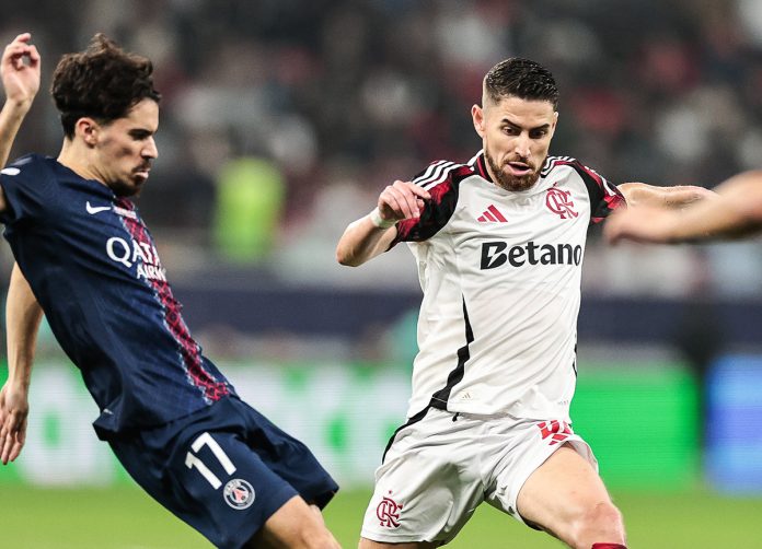 Jorginho disputa a jogada com Vitinha na final do Mundial entre Flamengo x PSG - Foto: Gilvan de Souza / Flamengo