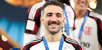 Leo Ortiz com o troféu do Derby das Américas, conquistado pelo Flamengo após vitória sobre o Cruz Azul - Foto: Gilvan de Souza / Flamengo