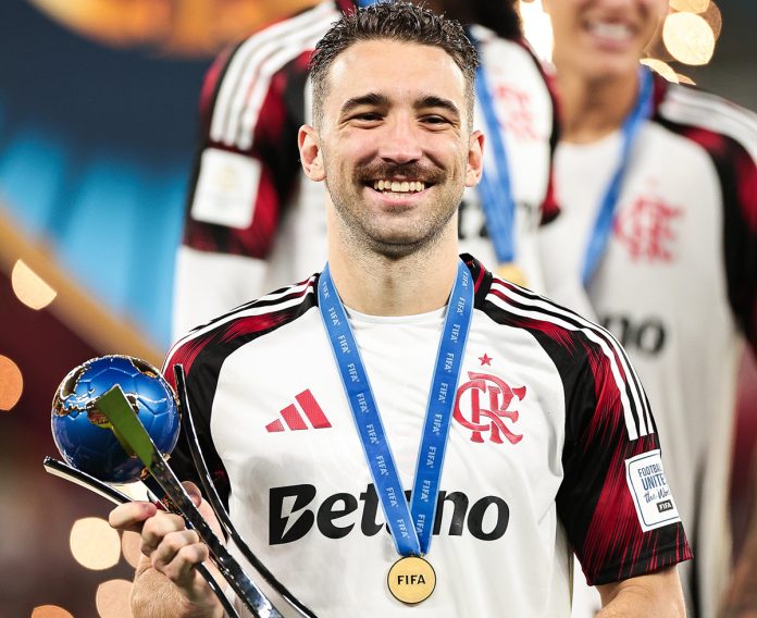 Leo Ortiz com o troféu do Derby das Américas, conquistado pelo Flamengo após vitória sobre o Cruz Azul - Foto: Gilvan de Souza / Flamengo