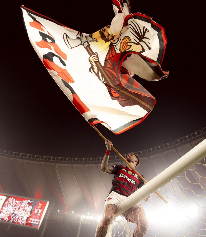 Léo Pereira e a bandeira de São Judas Tadeu, após conquista do Eneacampeonato brasileiro do Flamengo