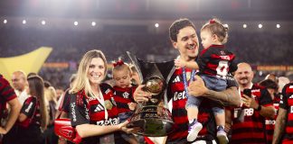 Pedro com sua esposa e suas filhas gêmeas, com o troféu de campeão brasileiro pelo Flamengo - Foto: Adriano Fontes / Flamengo