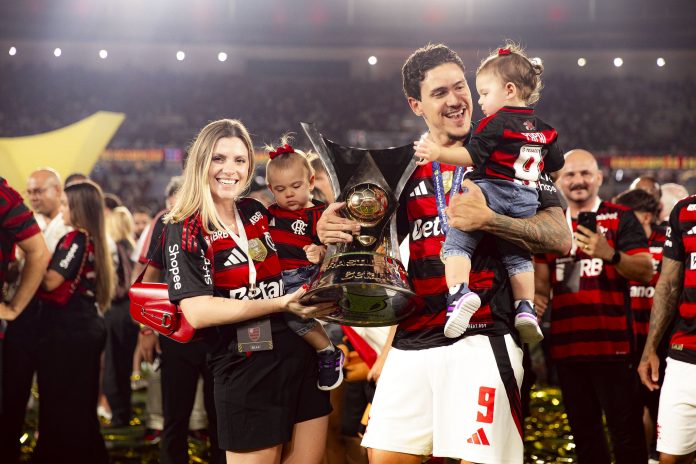 Pedro com sua esposa e suas filhas gêmeas, com o troféu de campeão brasileiro pelo Flamengo - Foto: Adriano Fontes / Flamengo