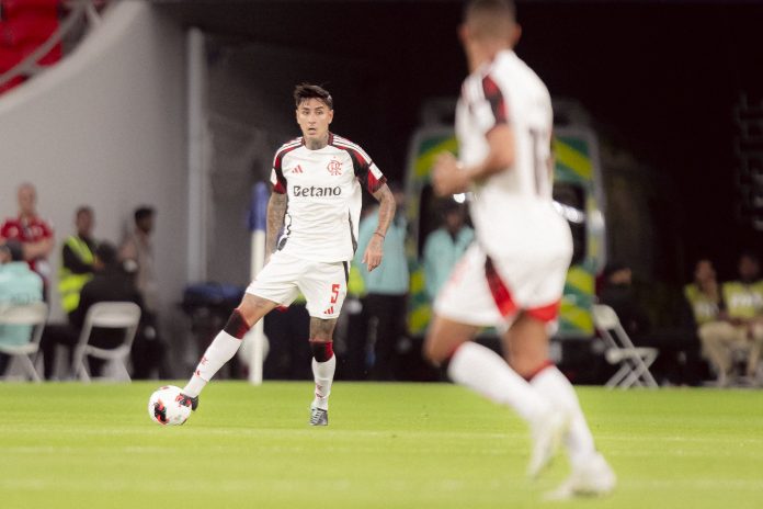Pulgar em campo na vitória do Flamengo sobre o Cruz Azul - Foto: Adriano-Fontes / Flamengo
