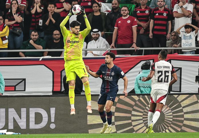 Rossi em campo pelo Flamengo na final do Mundial contra o PSG - Foto: Gilvan de Souza / Flamengo