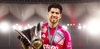 Rossi com o troféu de Eneacampeao Brasileiro