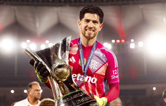 Rossi com o troféu de Eneacampeao Brasileiro