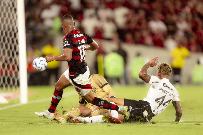 Samuel Lino chuta para marcar o gol do Eneacampeonato Brasileiro do Flamengo - Foto: Adriano Fontes / Flamengo