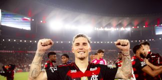 Varela comemora o Eneacampeonato do Flamengo em 2025 - Foto: Adriano Fontes / Flamengo