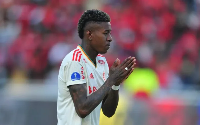 Vitão em campo pelo Internacional