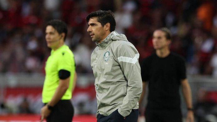Abel Ferreira em campo no jogo entre Flamengo x Palmeiras