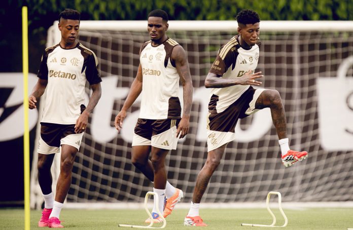 Bruno-Henrique-Evertton-Araujo-Vitao-Treino-Flamengo-Ninho-do-Urubu-170126-Foto-Adriano-Fontes Bruno Henrique, Evertton Araújo e Vitão, em treino do Flamengo no Ninho do Urubu - Foto: Adriano Fontes / Flamengo