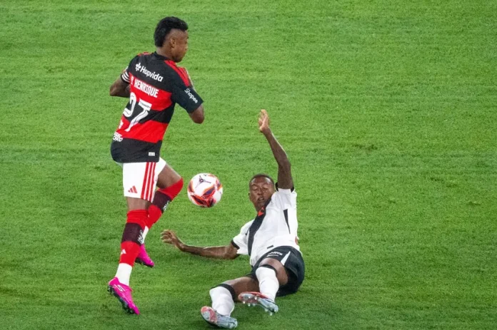 Bruno Henrique em campo pelo Flamengo na vitória sobre o Vasco - Foto: Alexandre Brum / Agencia Enquadrar / Gazeta