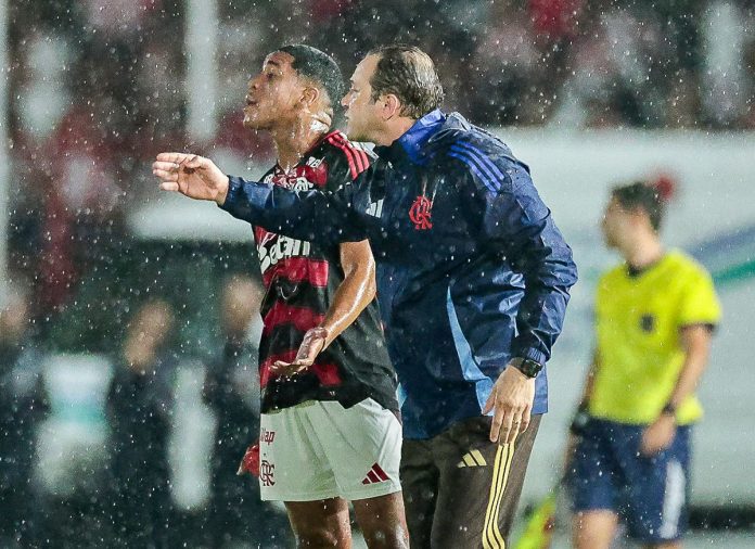 Bruno Pivetti comandando o Flamengo contra o Bangu pelo Carioca - Foto: Gilvan de Souza / Flamengo