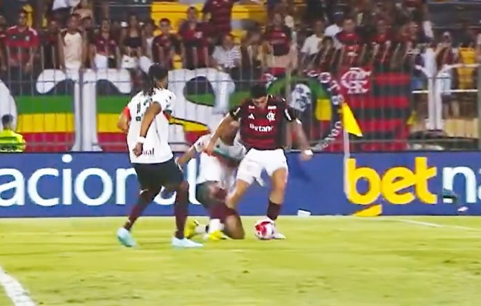 Camargo faz a jogada, sofre o pênalti e o VAR não faz nada