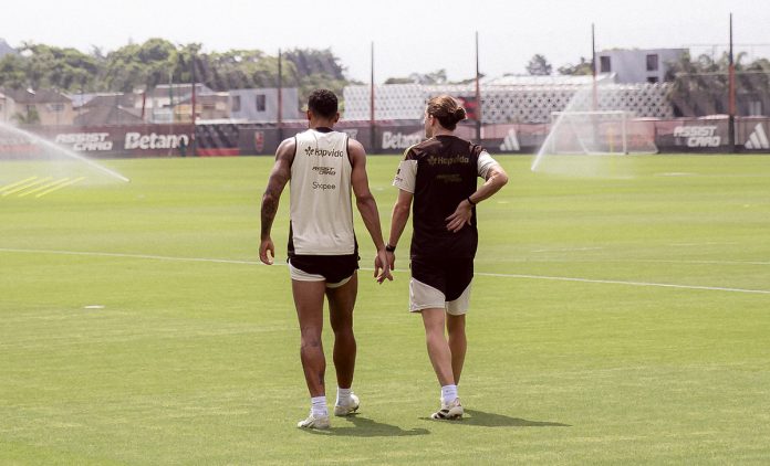 Filipe Luís e Danilo em treino do Flamengo no Ninho do Urubu - Foto: Adriano Fontes / Flamengo