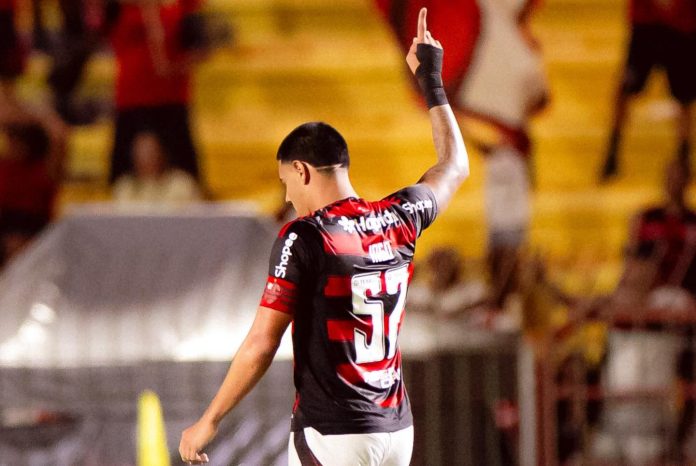 Iago comemora o gol de empate do Flamengo no empate contra a Portuguesa na estreia do Carioca 2026