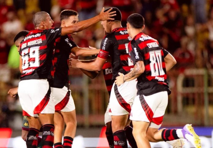 Iago e jogadores comemoram o gol do Flamengo no empate contra a Portuguesa na estreia do Carioca 2026 - Foto: Adriano Fontes / Flamengo