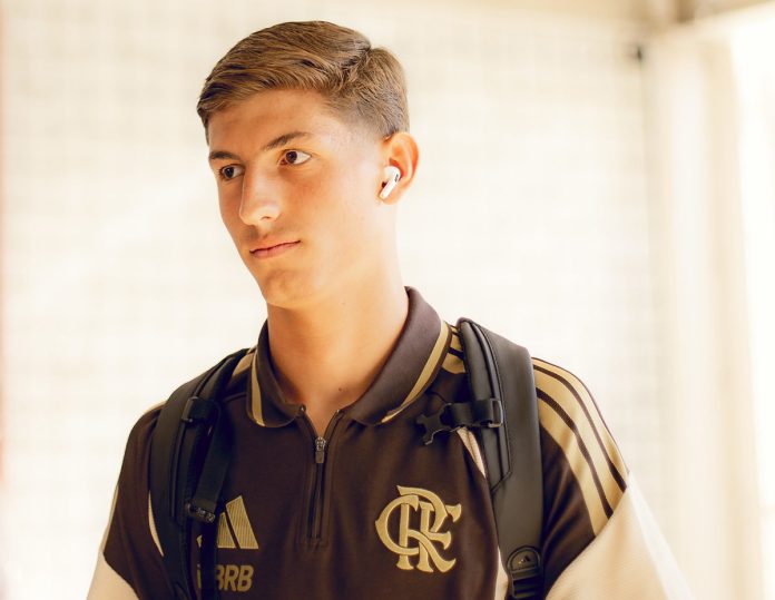Léo Nannetti na chegada do Flamengo no Raulino de Oliveira para estreia no Carioca 2026 - Foto: Adriano Fontes / Flamengo