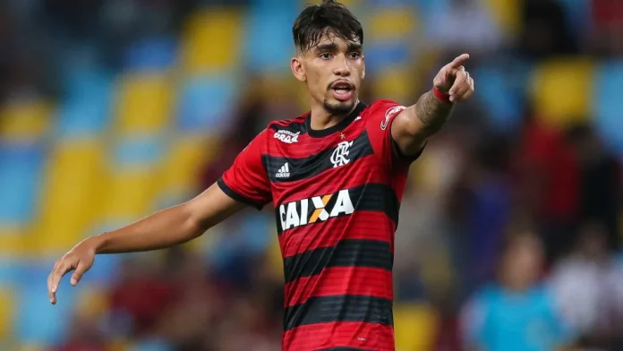 Lucas Paquetá em campo pelo Flamengo em 2018
