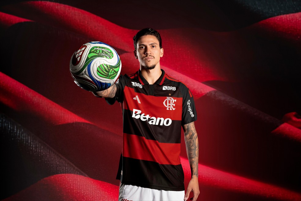 Pedro com a nova camisa do Flamengo Rubro-Negra Adidas 2026
