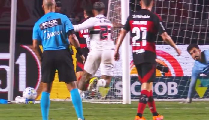 Pênalti de Alan Franco em Arrascaeta, na derrota do Flamengo para o São Paulo no Morumbi