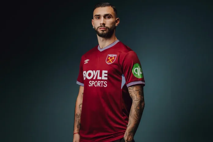 Taty Castellanos em sua chegada ao West Ham