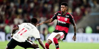 Vitão em campo pelo Flamengo na vitória sobre o Vasco - Foto: Gilvan de Souza / Flamengo