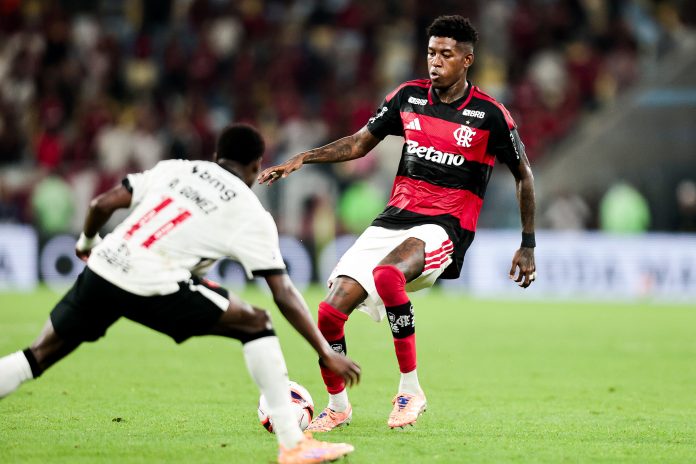 Vitão em campo pelo Flamengo na vitória sobre o Vasco - Foto: Gilvan de Souza / Flamengo