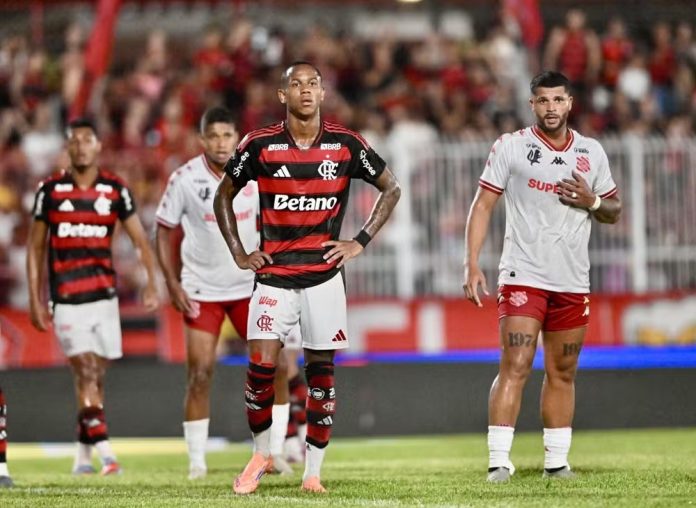 Wallace Yan em campo pelo Flamengo contra o Bangu - Foto: Gilvan de Souza / Flamengo
