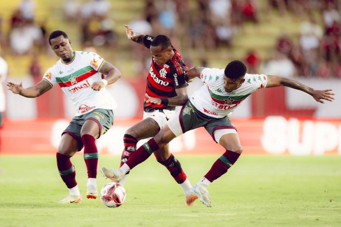 Wallace Yan em campo pelo Flamengo no empate contra a Portuguesa na estreia do Carioca 2026 - Foto: Adriano Fontes / Flamengo