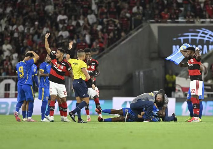 Alexandre do Sampaio Corrêa tem convulsão em jogo contra o Flamengo no Maracanã