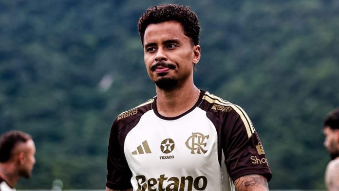 Allan em treino do Flamengo no Ninho do Urubu