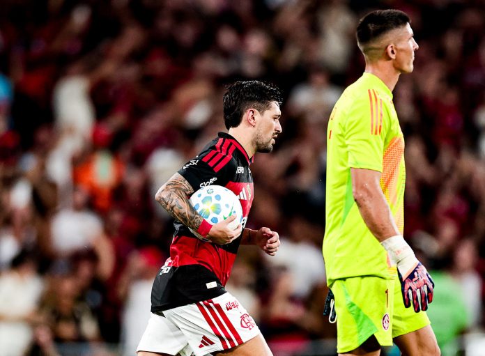 Arrascaeta marca o gol de empate do Flamengo contra o Internacional - Foto: Gilvan de Souza / Flamengo